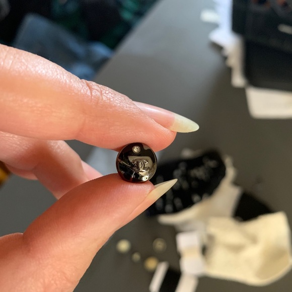 RARE Silhouette of Coco Chanel buttons and swatch - Picture 10 of 11